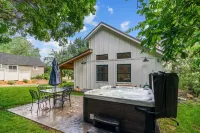 CHARMING RETREAT! Over-looking Lake, Hot tub, WiFi, AC, Nearby Walking Trails