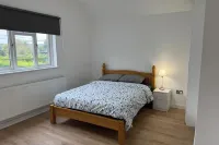 4 Bed House - Sleeps 10 - Pets - Parking - Wifi Hotels in Sutton