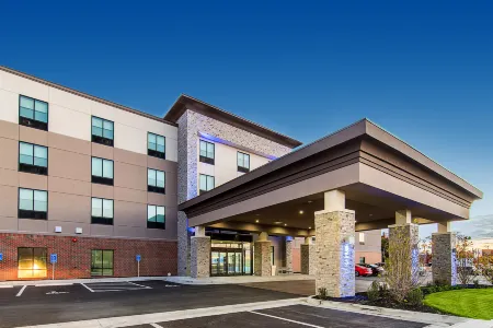 Holiday Inn Express & Suites Atchison Отели в г. Атчисон