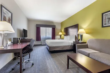 Best Western Plus Mansfield Inn  Suites Отели рядом с достопримечательностью «Харди Альмон Соссер Комплекс»