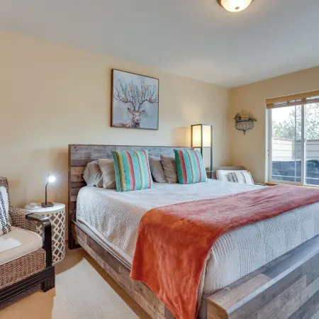 Redmond Resort Townhome w/ Private Hot Tub
