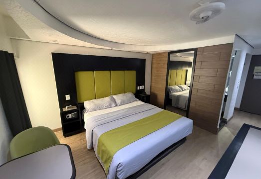 호텔 엠버시의 모던한 로비 또는 객실 이미지