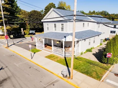 Heart of Village. Pet Friendly. Walk to Lake, Beach,Shepherds Park &  Canada St.