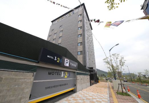 모텔 123 객실의 침대와 조명