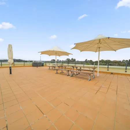 Loft-Style CBD 1-Bed with Rooftop Terrace & BBQ