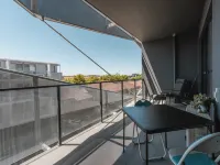 Lonsdale St 1-Bed Unit with Study Area and Parking