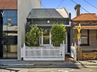 Charming 2-Bed Home with Outdoor Space in Cremorne Hotels in Cremorne