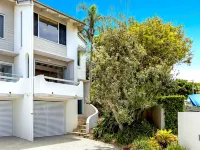 2-Bed Coastal Haven with Pool by Sunshine Beach Hotels in Sunshine Beach