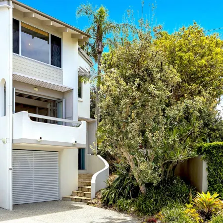 2-Bed Coastal Haven with Pool by Sunshine Beach
