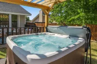 Poolside Paradise Room Fire Pit Hot Tub