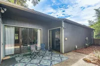 Pet-friendly Raleigh Townhome Near Medical Centers - Condos