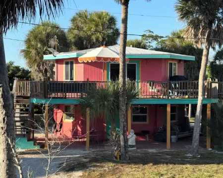 Island Getaway•Beach House•Water View•Dock•Pets•Little Gasparilla Island, WiFi Hotels in Placida
