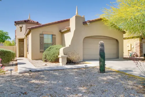 靠近高爾夫：古德伊爾的陽光亞利桑那綠洲！