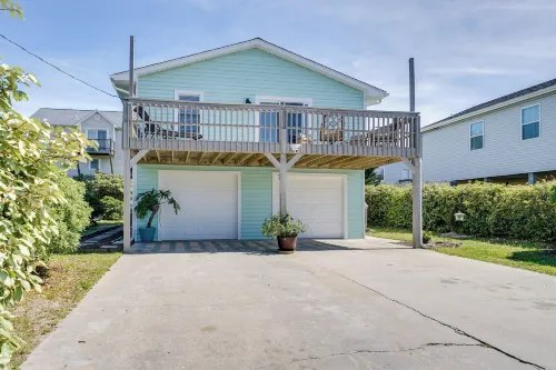 Charming Surf City Beach House - Walk to Ocean! - balcony