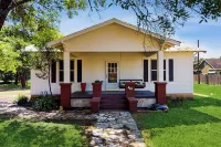 Walkable 1900s Home w/ Porch in Downtown Buda - Wifi