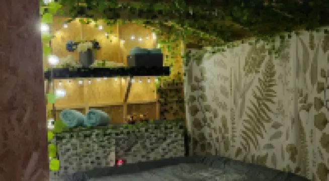 The Lazy Cottage at the base of Pikes Peak w/private hot tub