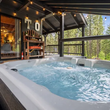 Thyme Out 2 Bedroom Home by NW Comfy Cabins by RedAwning