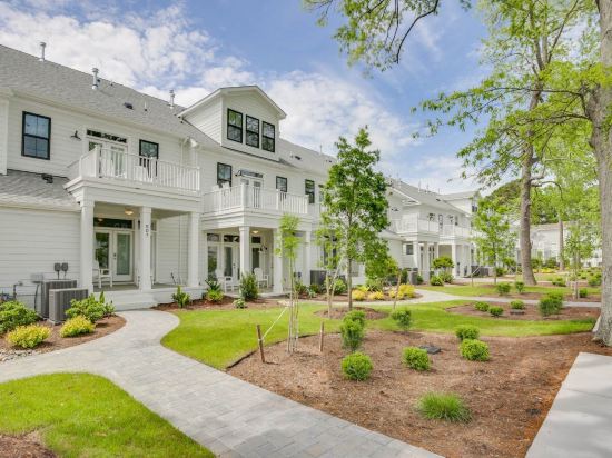 5Br Townhome in Virginia Beach, Steps from Beach, Dining, and Attractions.