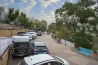 A Kasauli Ggaon by Echor - parcheggio