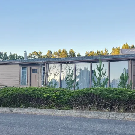 Sandy Pacific Hideaway-hot tub, smart tv, woodstove. 4 bedroom home. Florence,OR