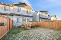Modern 3BR Home Edmonton Near by Airport - Bungalows