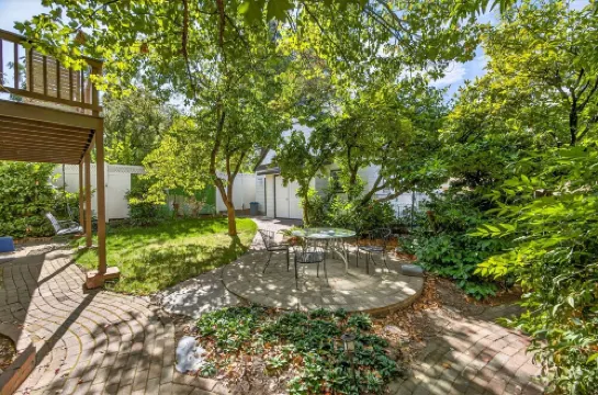 The Maple Apartment at Tudor House Vacation Rentals