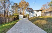Stylish Cozy Guesthouse • Hot Tub • Private Entry • Near Downtown & Airport