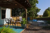 Couples Romantic Country Bungalow, Private, Stock Tank Pool, Birds, Wildlife
