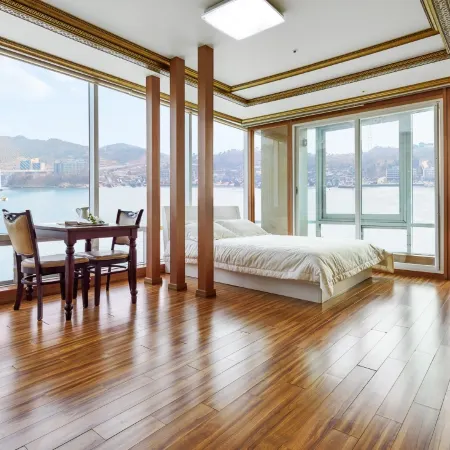 Yeosu Beach Pension (2 minutes walk from Yeosu Romantic Carriage) Отели рядом с достопримечательностью «Маяк Хамель»