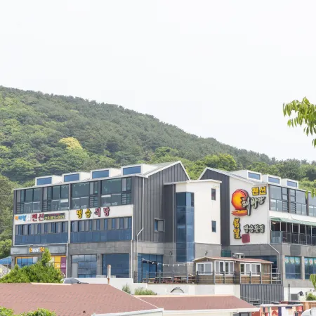 Geoje Sea Breeze Pension Отели рядом с достопримечательностью «Скала Синсондэ»