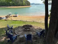 Charming 3-bedroom Lakehouse . Boat Slip,  Pontoon option .3 Golf courses nearby Hotele w: Grainger County