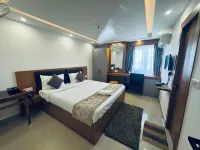 Hotel Vaishnavi Heights - Motels