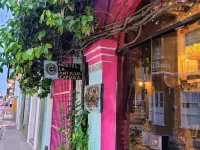 Hostel la Antigua Capsula Hotels near Custom's Square