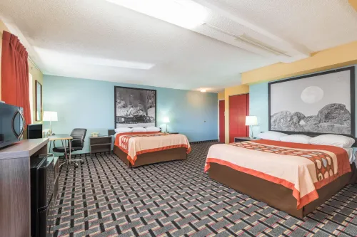 Super 8 by Wyndham Henderson North East Denver - parking