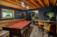 Pocono Cabin Where the Host Thought of Everything, so You Don’t Have to! - バルコニー