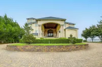 Bayfront Villa w/ Million-dollar Views in Seabrook - Villas