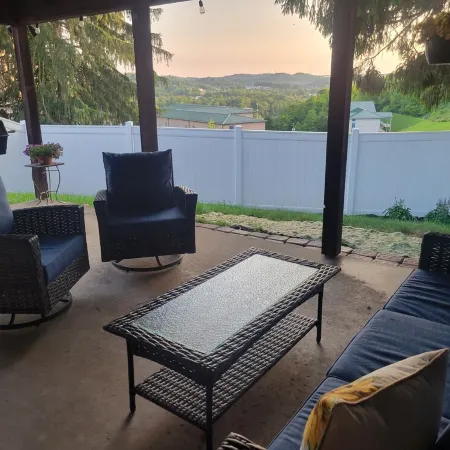 Charming retro house on University Ave, walking distance from WVU Stadium.