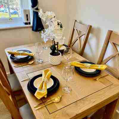 Boutique Penthouse Stay in Gloucester Free Parking Dining/Meeting Rooms