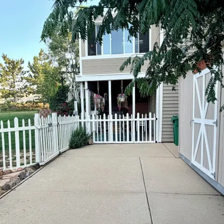 Country Living Private Apt w/Mini Petting Zoo