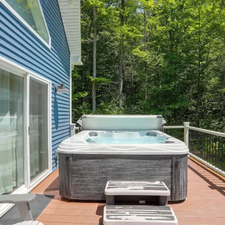 Hot Tub, Grill & Mtn Views! Benezette Cabin