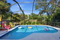 Outdoor Movie Theatre Pool Putt Putt Hot Tub - Balkon