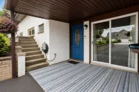 Large Home w/Huge Yard, Steps from the Lake - 3 tähden