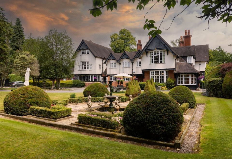 Mere Court Hotel - Housity
