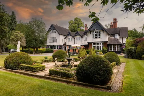 Mere Court Hotel - parking