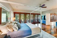 4-Season Boathouse, Hot Tub! Guadalupe River Oasis - parking