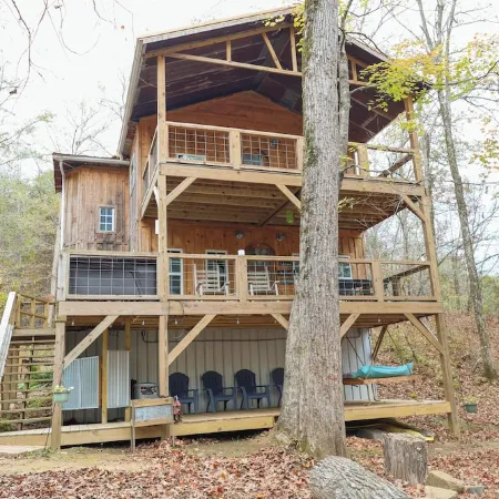 Creekside treehouse. with hot tub.