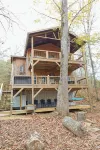 Creekside treehouse. with hot tub. - 3성급