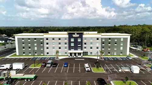 HomeTowne Studios Tampa - Airport - parking