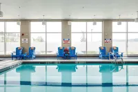 Four Points by Sheraton Kelowna Airport - ที่มีสระว่ายน้ำ