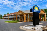 Days Inn by Wyndham KU Lawrence - Pet friendly